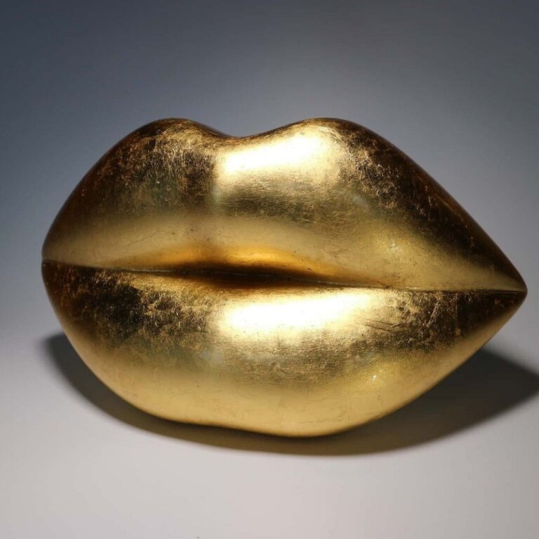 luxury lip table sculpture headphoto